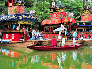 美しき車楽船から男衆が川へとダイブ！神の道を切り開く「市江車」に注目