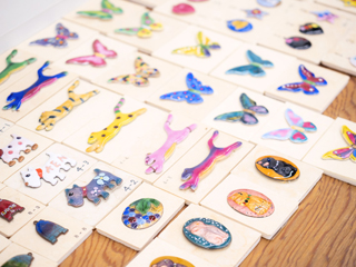 金属に美しいガラス質の釉薬を焼き付ける伝統工芸「尾張七宝」の七宝焼体験